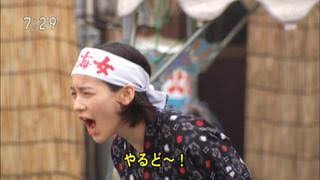 海に向かって何か一言呟くトピ