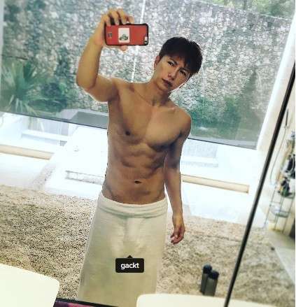 GACKTさん「豚の丸焼きみたいで美味しそう」というコメントで『Instagram』に自撮り写真を投稿