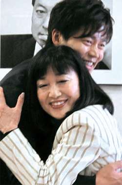 首相の妻・昭恵氏は私人？公人？　スタッフに公務員5人