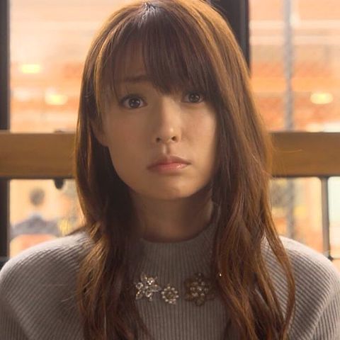 「仕事しろ！」仕事中もカワイイを狙う女子のモテ仕草…男子には不評