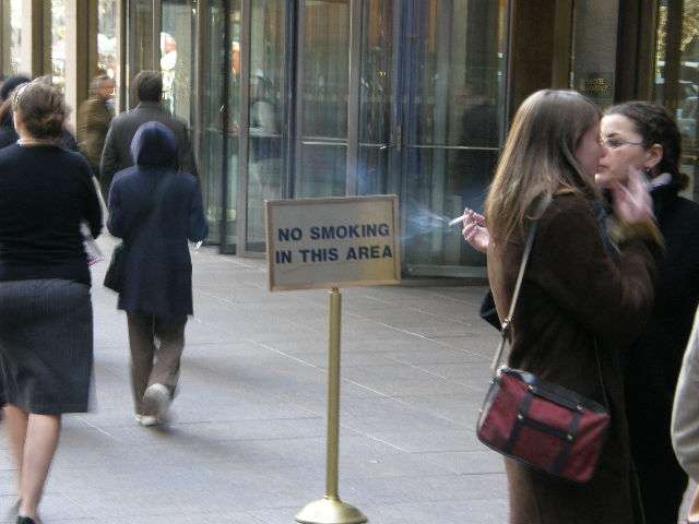 受動喫煙対策、電気加熱式たばこも規制対象へ…プルーム・テック、アイコスなど