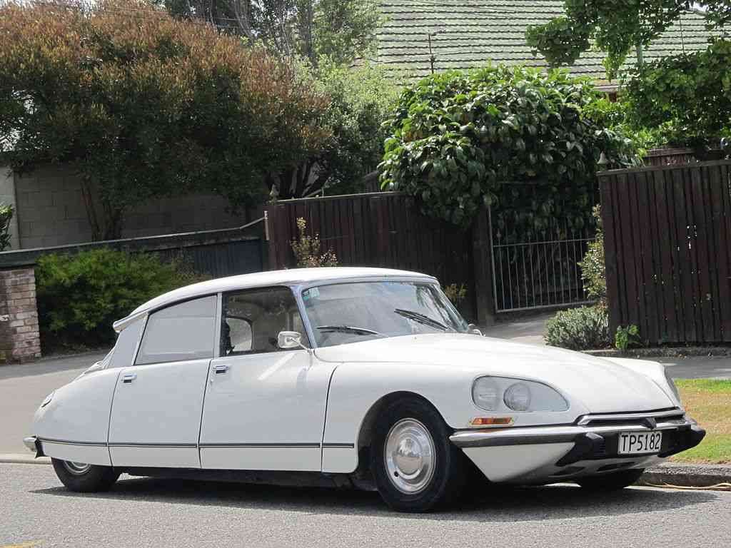 お金気にしなくて良かったら、何の車に乗りたいですか？