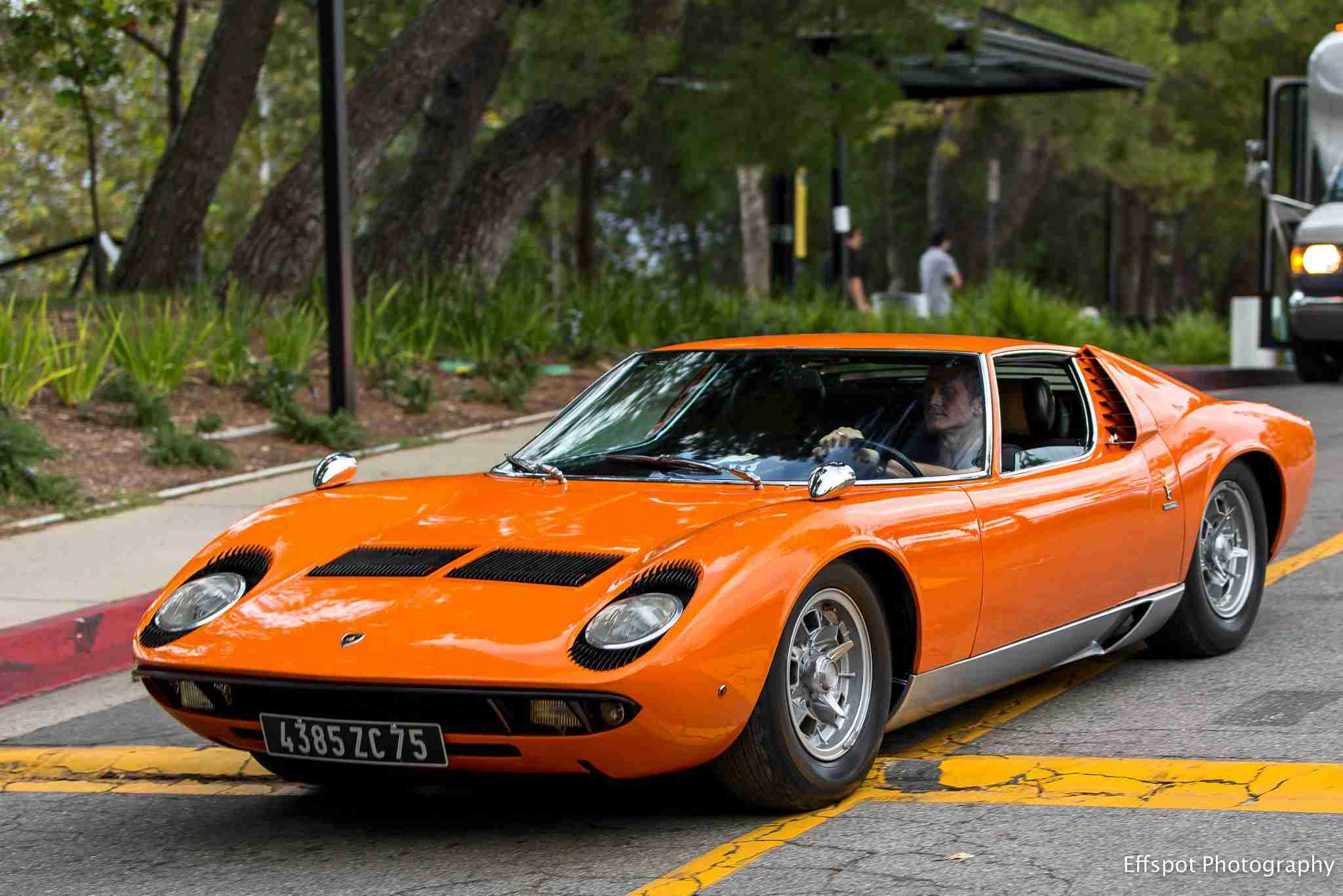 お金気にしなくて良かったら、何の車に乗りたいですか？
