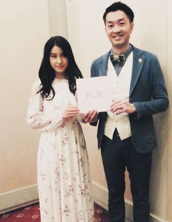 土屋太鳳、大胆肩見せ＆美脚ワンピースで登場…
