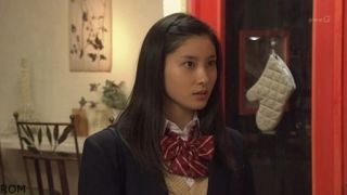 土屋太鳳、大胆肩見せ＆美脚ワンピースで登場…