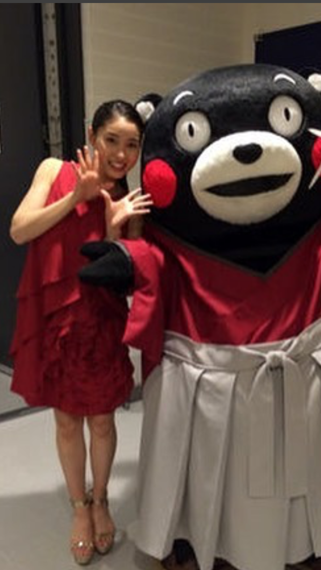 土屋太鳳、大胆肩見せ＆美脚ワンピースで登場…