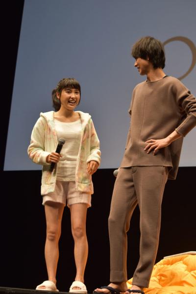 土屋太鳳、大胆肩見せ＆美脚ワンピースで登場…