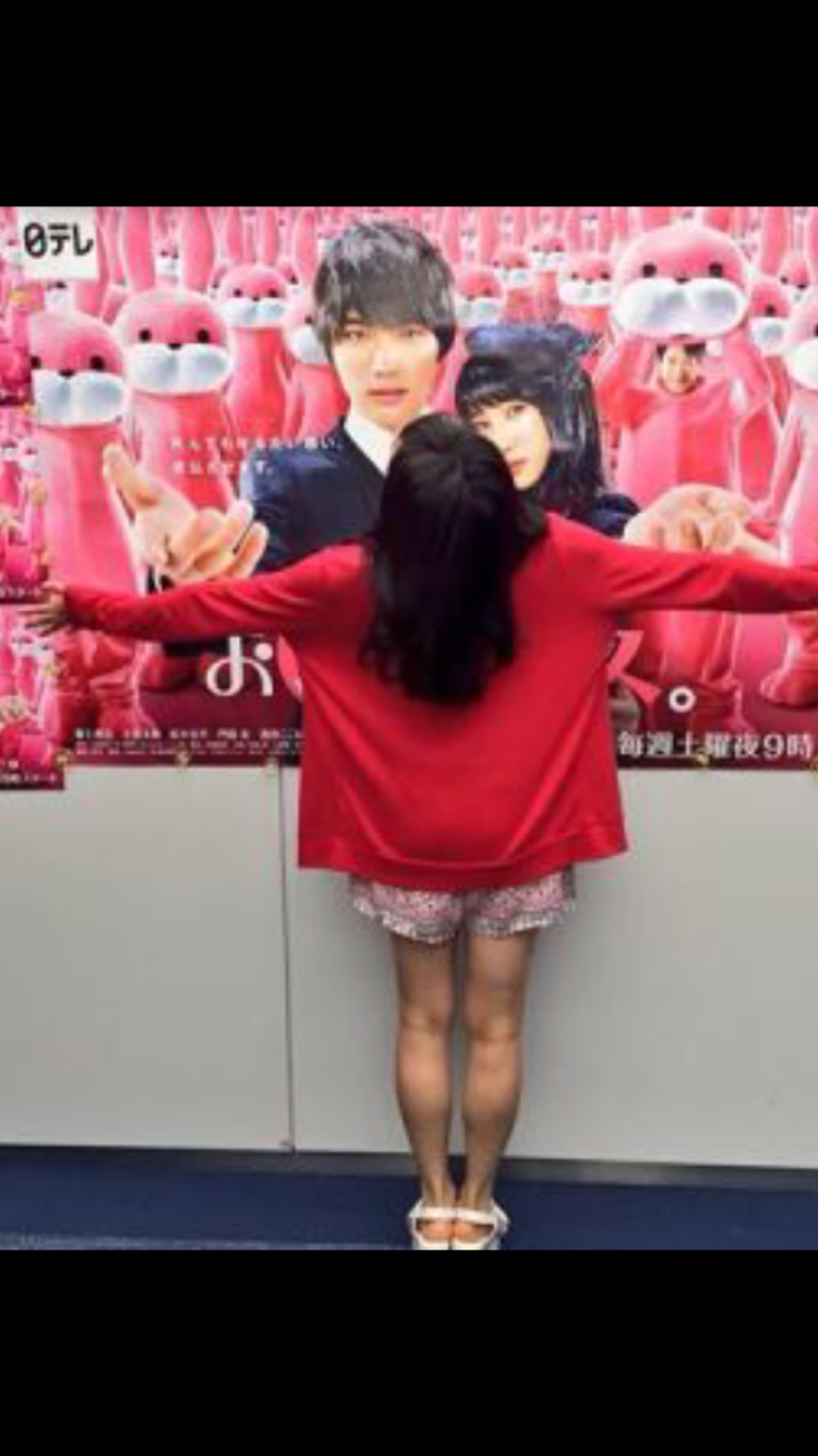 土屋太鳳、大胆肩見せ＆美脚ワンピースで登場…