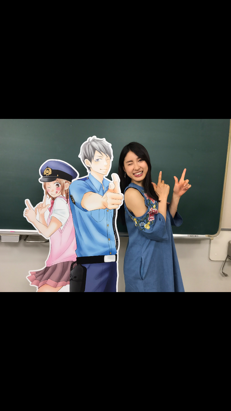 土屋太鳳、大胆肩見せ＆美脚ワンピースで登場…