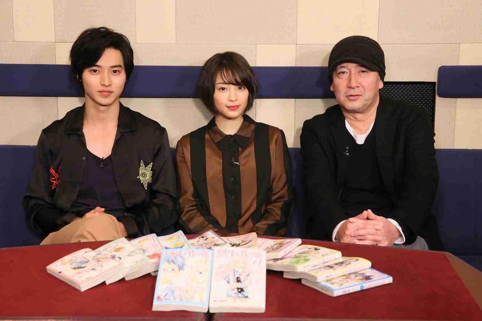 土屋太鳳、大胆肩見せ＆美脚ワンピースで登場…