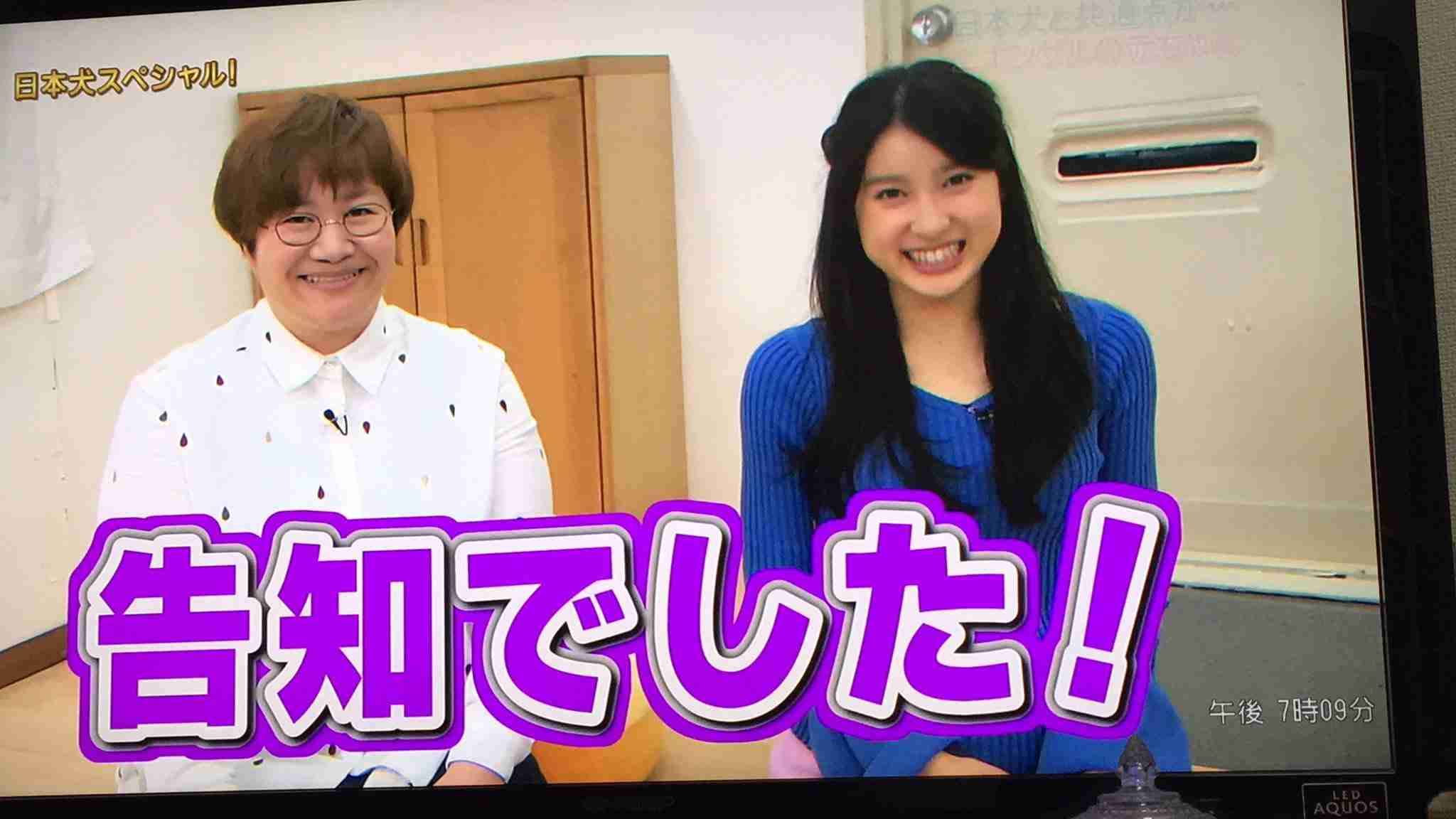 土屋太鳳、大胆肩見せ＆美脚ワンピースで登場…