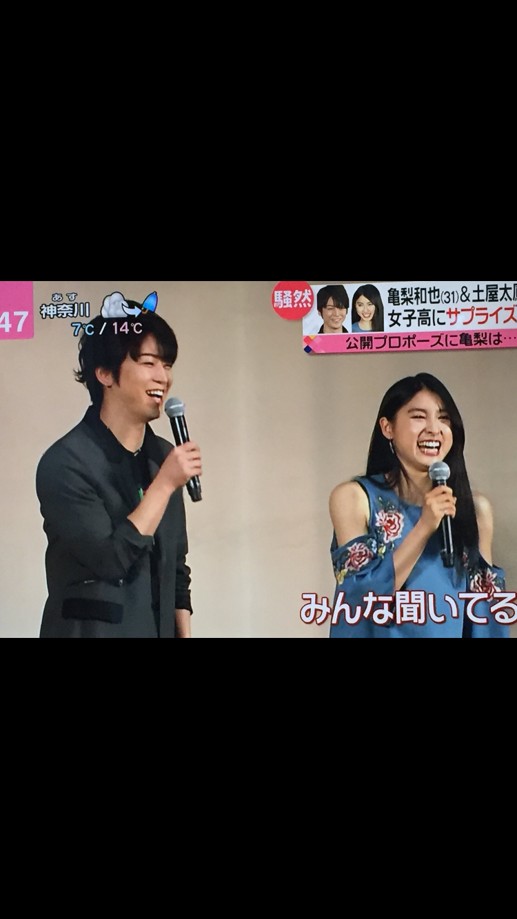 土屋太鳳、大胆肩見せ＆美脚ワンピースで登場…