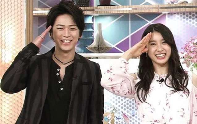 土屋太鳳、大胆肩見せ＆美脚ワンピースで登場…