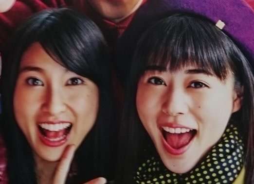 土屋太鳳、大胆肩見せ＆美脚ワンピースで登場…