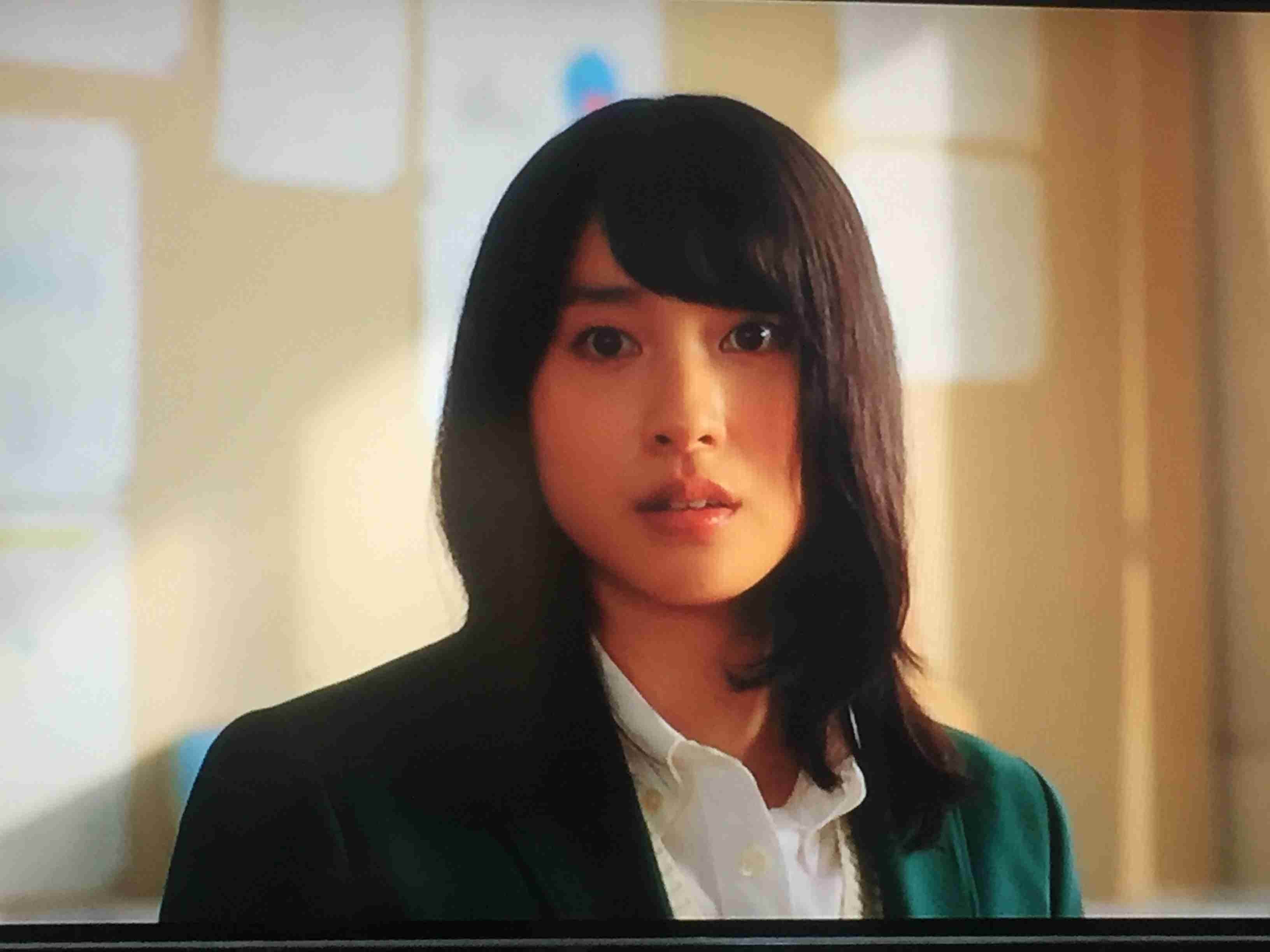 土屋太鳳、大胆肩見せ＆美脚ワンピースで登場…