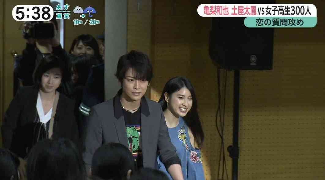 土屋太鳳、大胆肩見せ＆美脚ワンピースで登場…