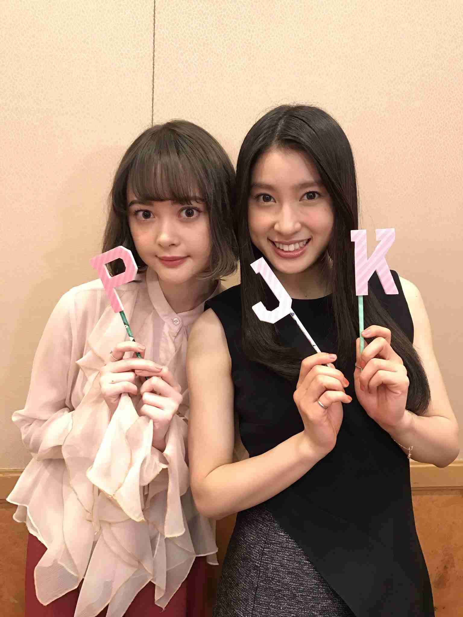 土屋太鳳、大胆肩見せ＆美脚ワンピースで登場…