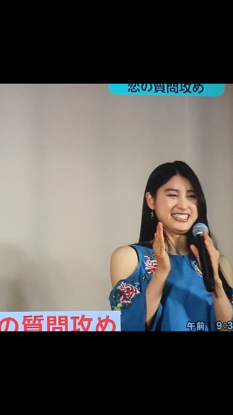 土屋太鳳、大胆肩見せ＆美脚ワンピースで登場…