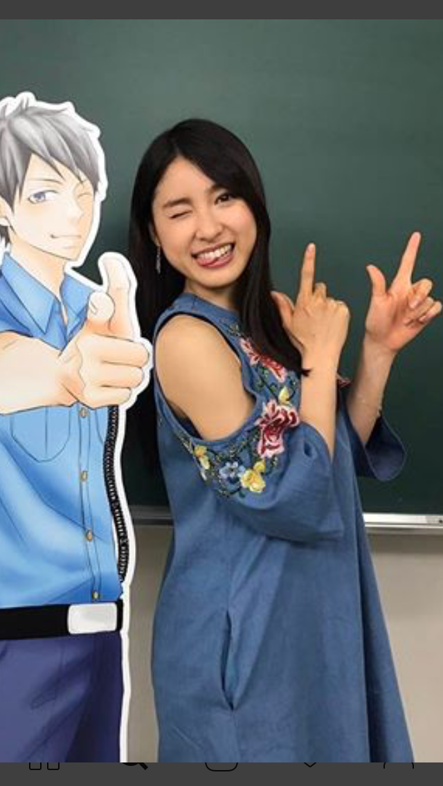 土屋太鳳、大胆肩見せ＆美脚ワンピースで登場…