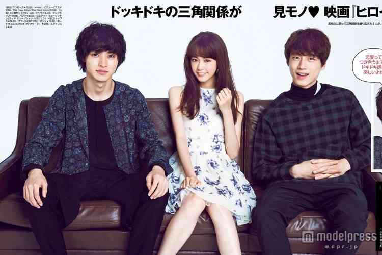 土屋太鳳、大胆肩見せ＆美脚ワンピースで登場…