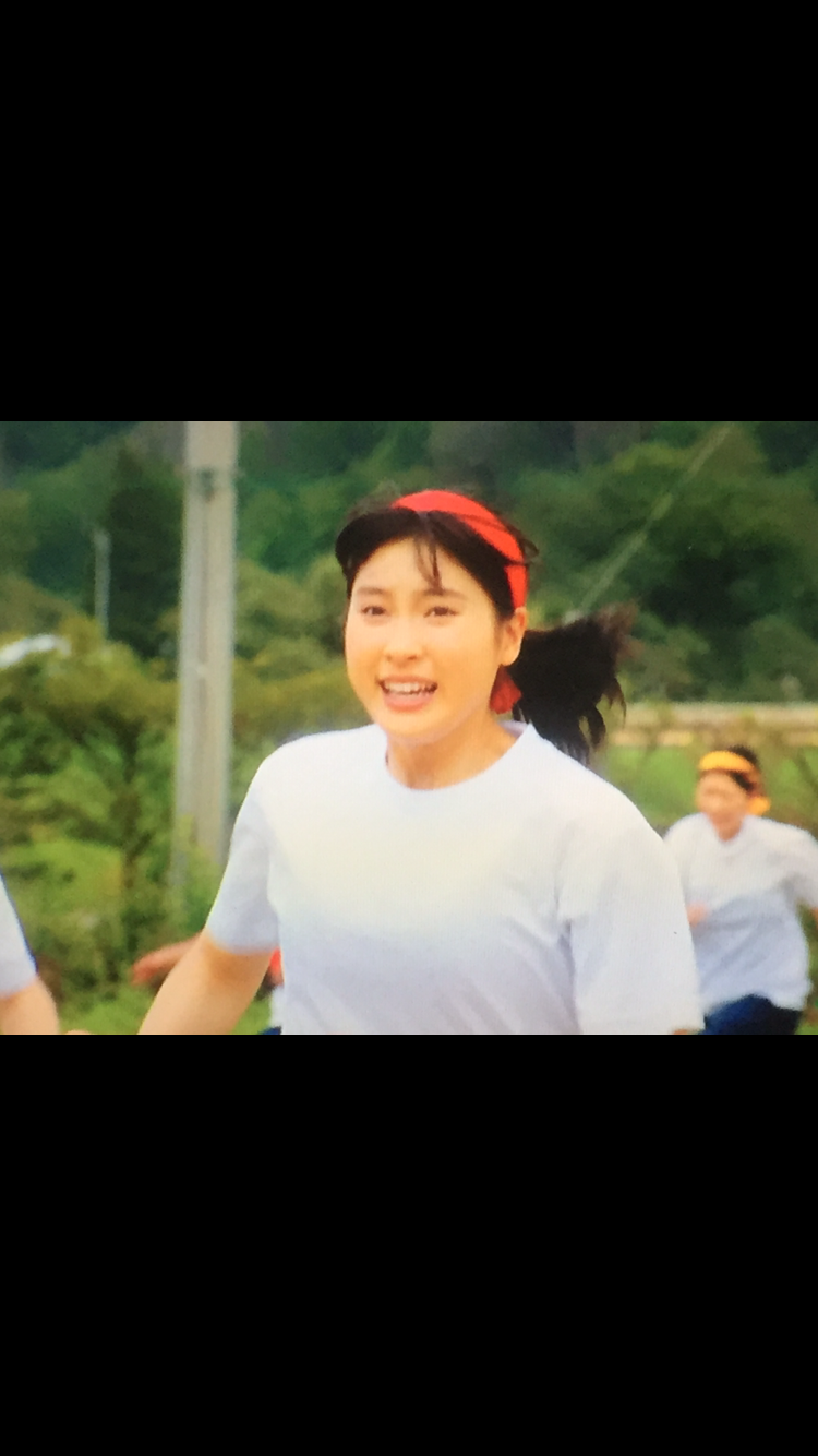 土屋太鳳、大胆肩見せ＆美脚ワンピースで登場…