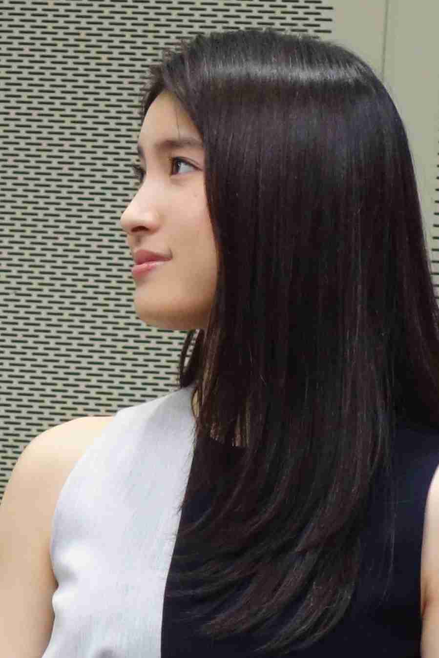 土屋太鳳、大胆肩見せ＆美脚ワンピースで登場…