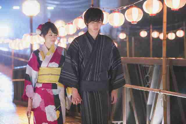 土屋太鳳、大胆肩見せ＆美脚ワンピースで登場…