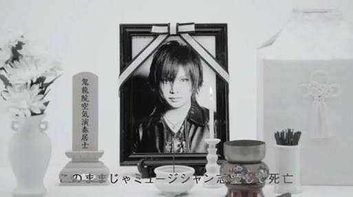 航空会社の“神対応”に歌手が感動…母親の遺影を「お客様」対応