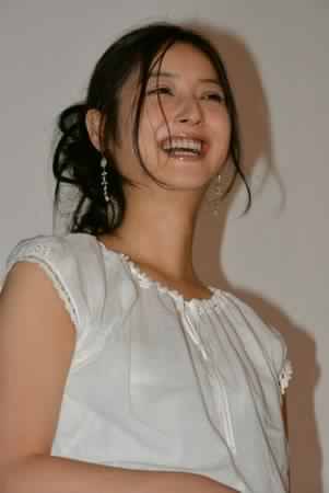 佐々木希のブラットップCM第2弾が公開!美しいバックショットとデコルテのアップが印象的