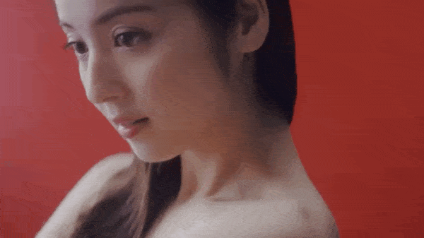 佐々木希のブラットップCM第2弾が公開!美しいバックショットとデコルテのアップが印象的