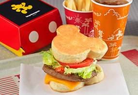 【悲報】本日オープンの「レゴランド」飯が高すぎるとSNSで炎上!愛知万博の悪夢再来か!