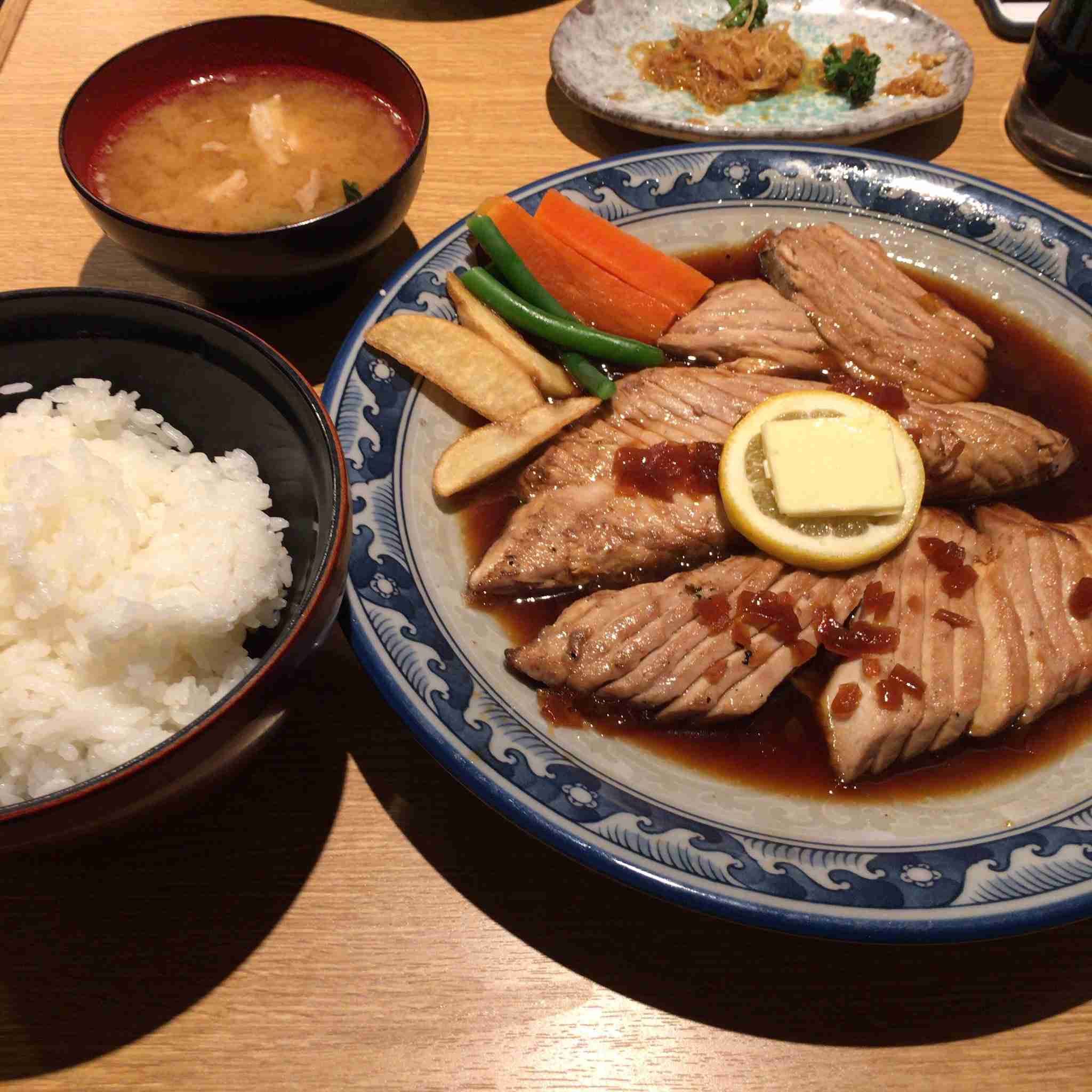 【悲報】本日オープンの「レゴランド」飯が高すぎるとSNSで炎上！愛知万博の悪夢再来か！