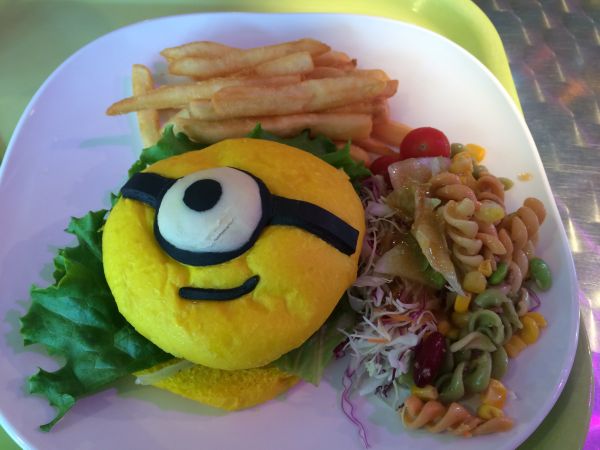 【悲報】本日オープンの「レゴランド」飯が高すぎるとSNSで炎上!愛知万博の悪夢再来か!