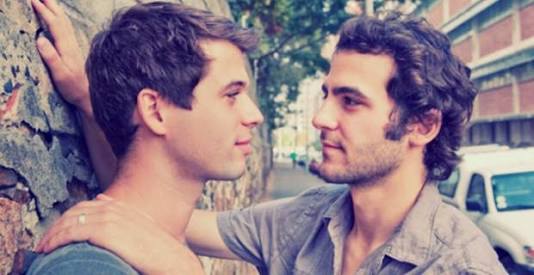路上で無理やりキス、YouTuberが裁判沙汰に