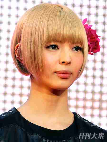 最上もが、茶髪ロングヘアの