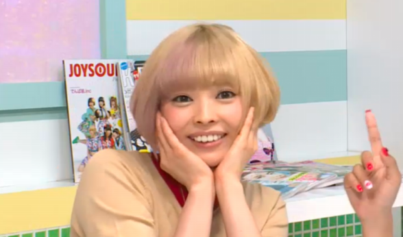 最上もが、茶髪ロングヘアの