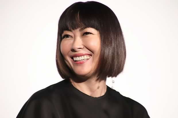 中山美穂：白エプロン＆ヘッドドレス　可愛らしいメイド姿で登場