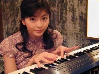 中山美穂：白エプロン＆ヘッドドレス　可愛らしいメイド姿で登場