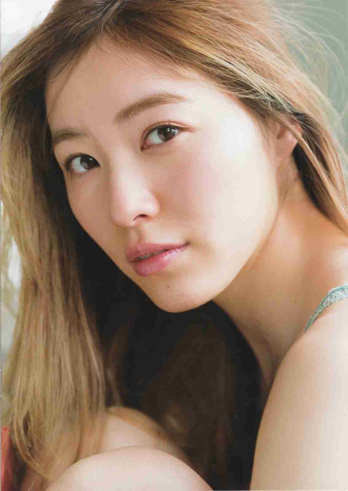 女性アイドルの美しいメイク画像を貼るトピ
