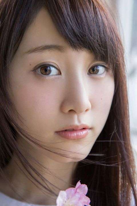 女性アイドルの美しいメイク画像を貼るトピ
