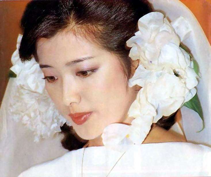 女性アイドルの美しいメイク画像を貼るトピ