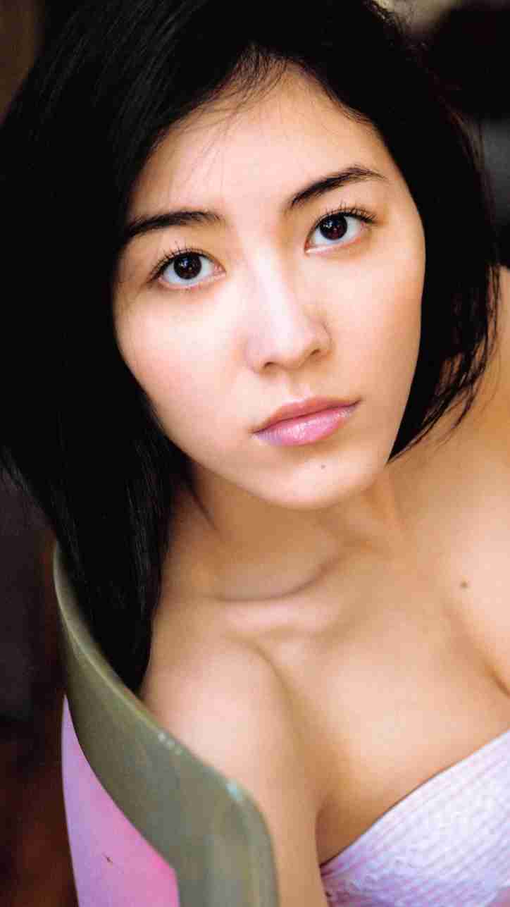 女性アイドルの美しいメイク画像を貼るトピ
