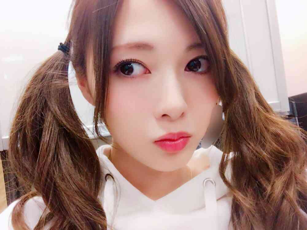 女性アイドルの美しいメイク画像を貼るトピ