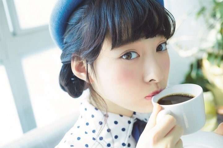 女性アイドルの美しいメイク画像を貼るトピ