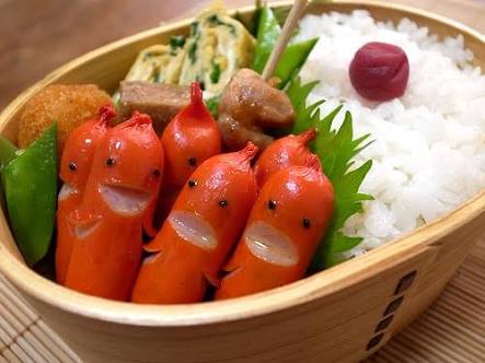 お弁当の赤