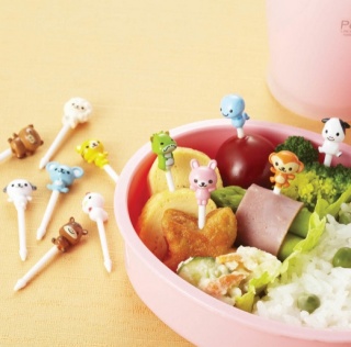 お弁当の赤
