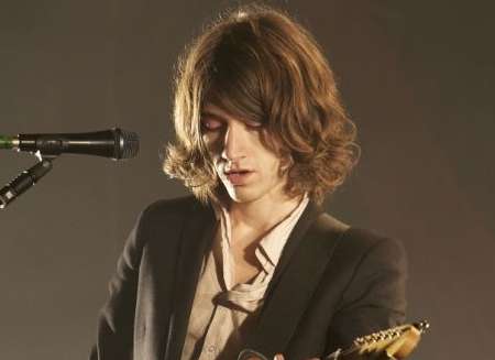 ロン毛の男性をひたすら貼っていくトピ。