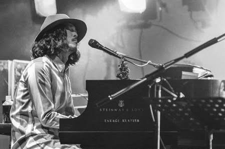 ロン毛の男性をひたすら貼っていくトピ。