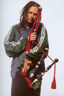 ロン毛の男性をひたすら貼っていくトピ。