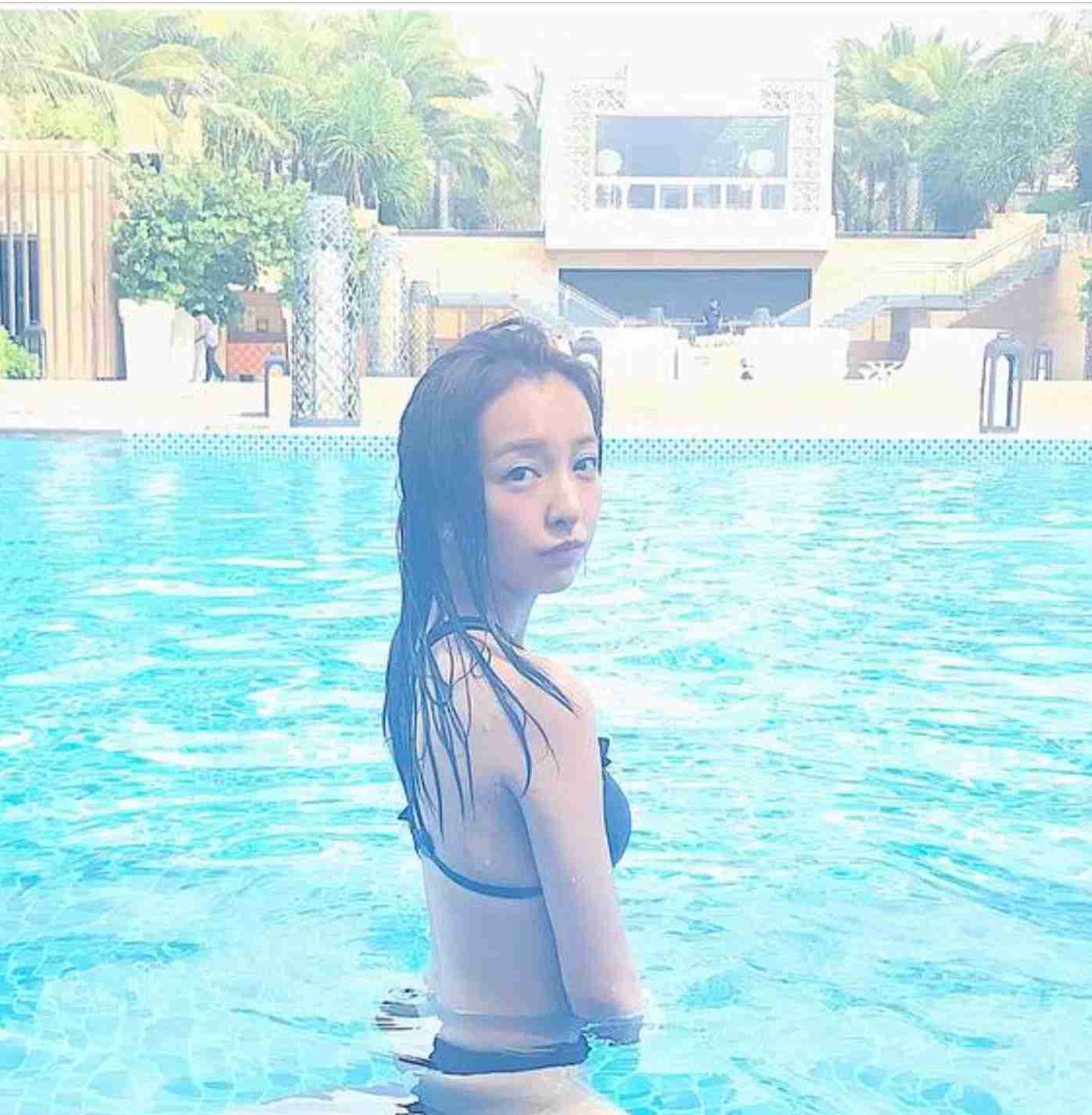 板野友美、美ヒップ強調のSEXYビキニショットが話題「スタイル良すぎ」